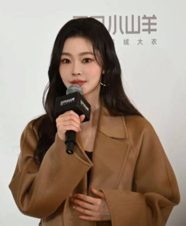 宋轶素颜现身机场，没了团队包装和滤镜，眼小还肿显憔悴像两个人