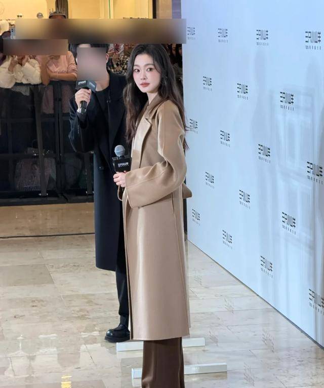 宋轶素颜现身机场，没了团队包装和滤镜，眼小还肿显憔悴像两个人