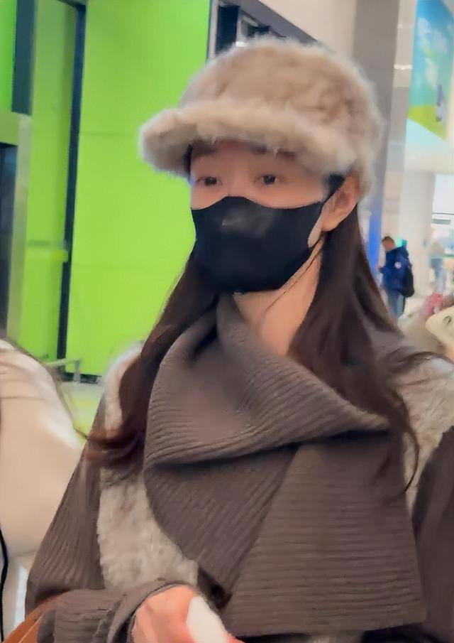 宋轶素颜现身机场，没了团队包装和滤镜，眼小还肿显憔悴像两个人