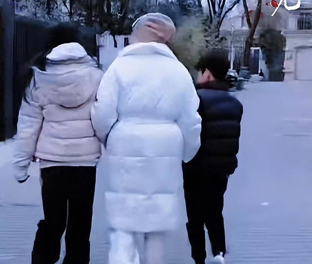 汪小菲接俩娃回北京，玥儿长高超像大S，打雪仗时一个动作好暖心