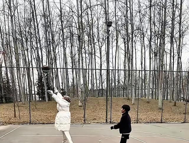 汪小菲接俩娃回北京，玥儿长高超像大S，打雪仗时一个动作好暖心