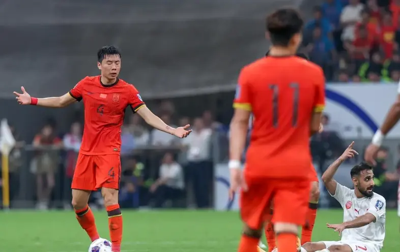 2-2!中国队战平强敌，1人被红牌罚下，105分钟遭绝平，球迷遗憾