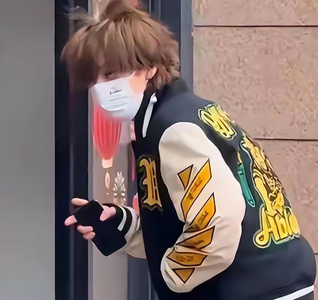 体面全无！鹿晗商务疑似“归零”，曾直播狂骂粗口被禁