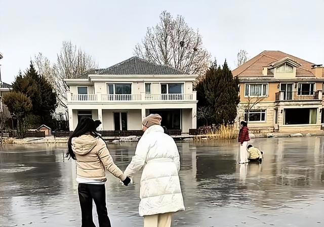 汪小菲接俩娃回北京，玥儿长高超像大S，打雪仗时一个动作好暖心