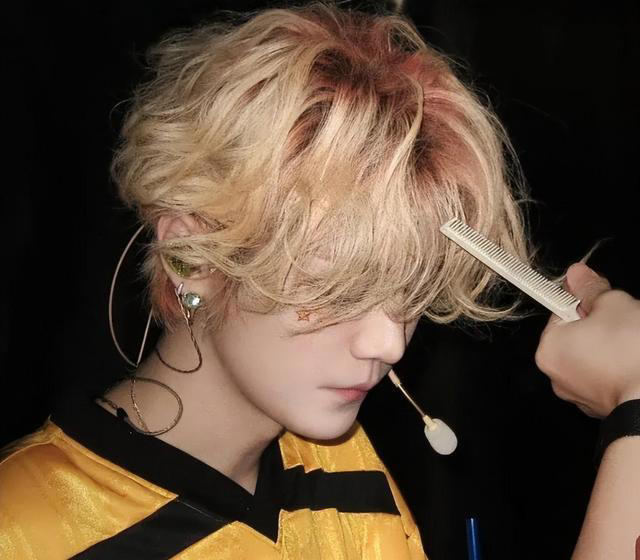 体面全无！鹿晗商务疑似“归零”，曾直播狂骂粗口被禁