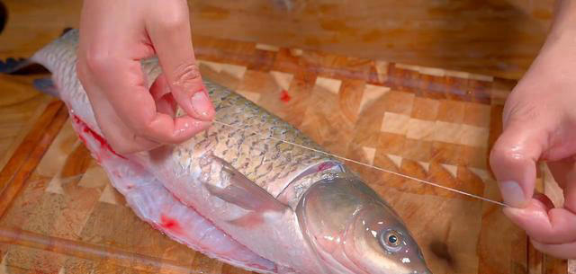 无论腌什么鱼，不要放盐或者料酒，你记住这几个技巧，肉嫩又鲜香