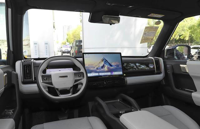 这款方盒子纯电SUV不足9万起！外观硬朗霸气+侧开尾门，续航520Km