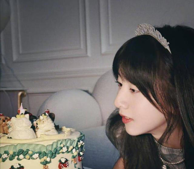 17岁森碟与母亲拍簪花合照，下巴后缩矫正好了，亭亭玉立越发漂亮