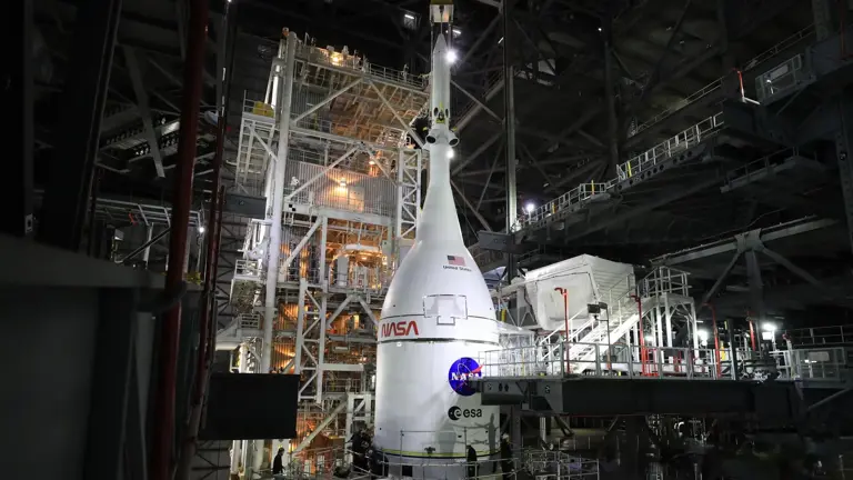 NASA飞船携百年文物绕月，即将打破阿波罗13号尘封53年纪录