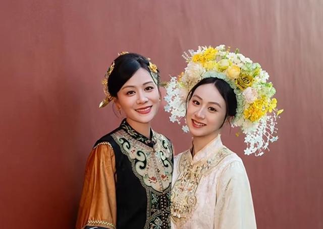 17岁森碟与母亲拍簪花合照，下巴后缩矫正好了，亭亭玉立越发漂亮