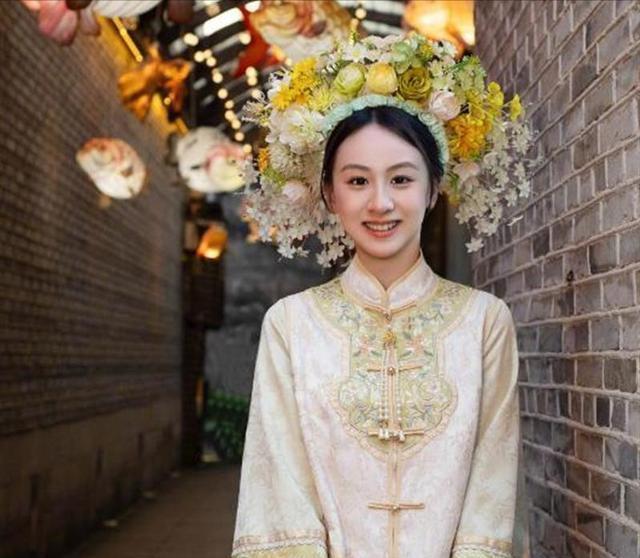 17岁森碟与母亲拍簪花合照，下巴后缩矫正好了，亭亭玉立越发漂亮