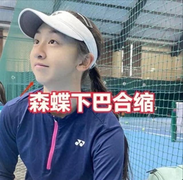 17岁森碟与母亲拍簪花合照，下巴后缩矫正好了，亭亭玉立越发漂亮