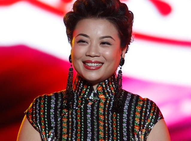 张也56岁仍活跃舞台，不婚却活得热闹，她把日子过成了另一种样子