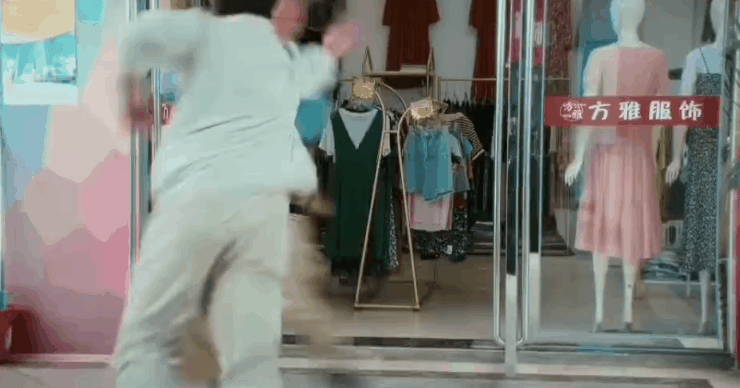 李连杰一声“儿子”，全网泪目，谢苗的32年，是中国功夫片的倔强