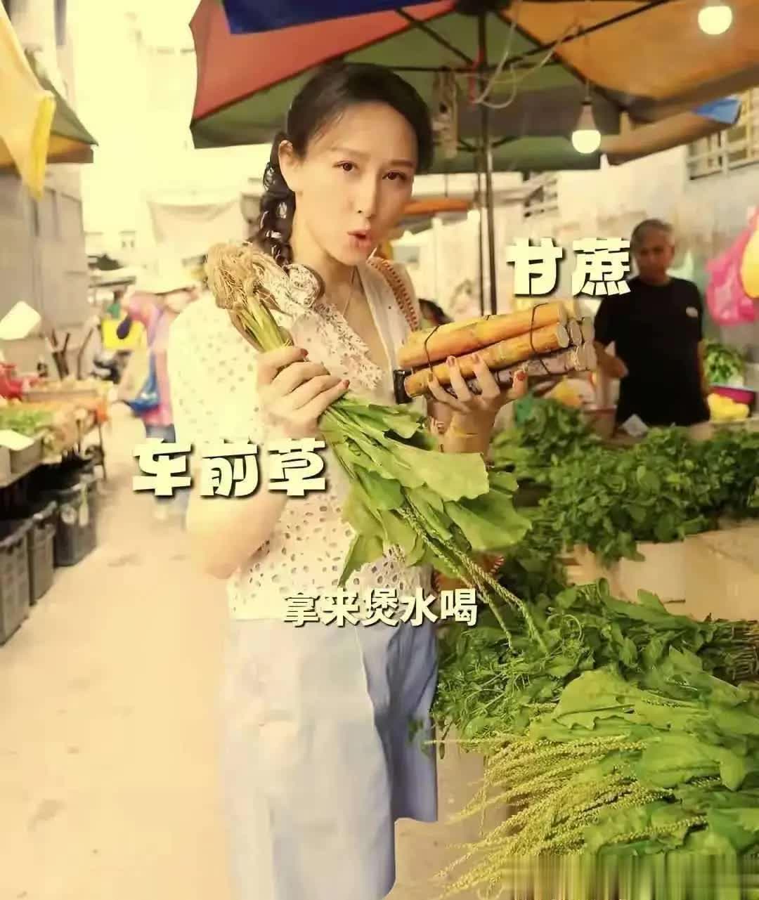 47 岁胡静现身吉隆坡菜市场，身材纤细却没被当地商贩认出