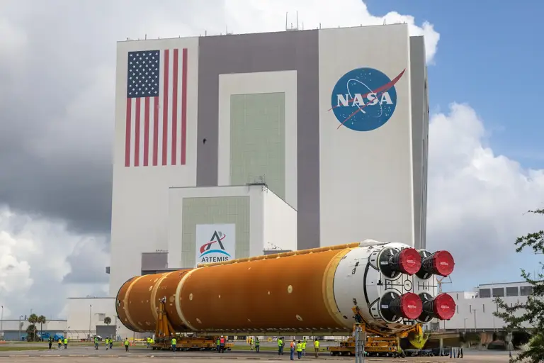 NASA飞船携百年文物绕月，即将打破阿波罗13号尘封53年纪录