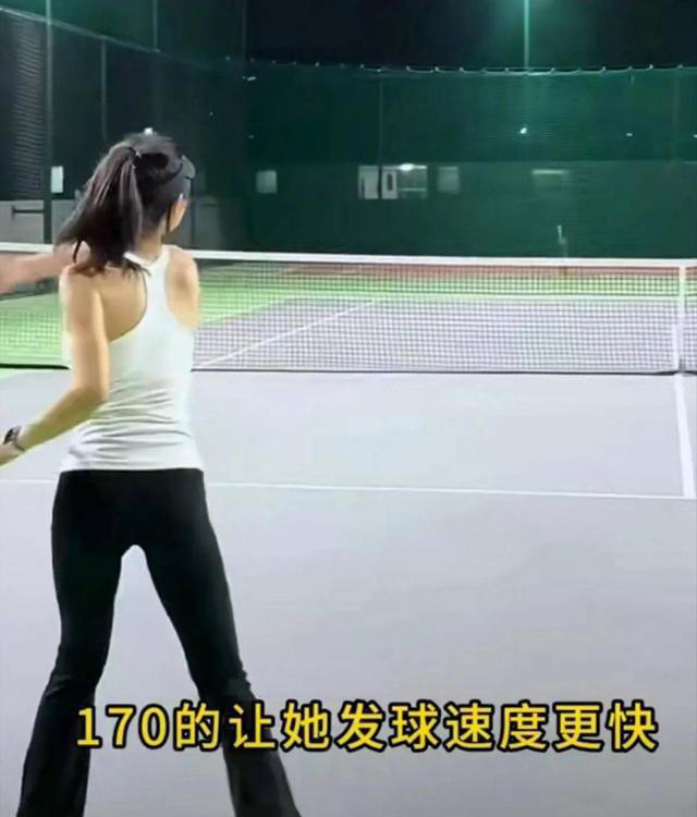 17岁森碟与母亲拍簪花合照，下巴后缩矫正好了，亭亭玉立越发漂亮