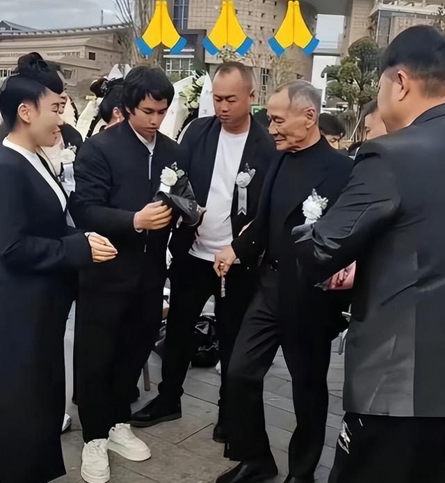 梁小龙深圳丧礼现场曝光，陈慧敏拄拐杖送别，星爷花牌成全场焦点