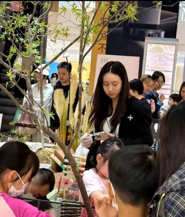 17岁森碟与母亲拍簪花合照，下巴后缩矫正好了，亭亭玉立越发漂亮