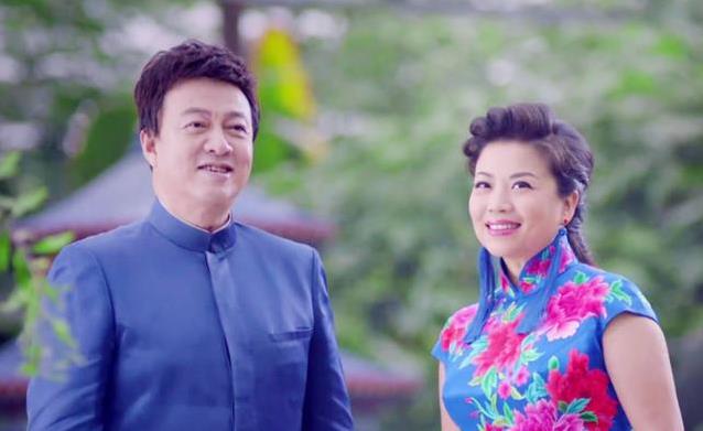 张也56岁仍活跃舞台，不婚却活得热闹，她把日子过成了另一种样子