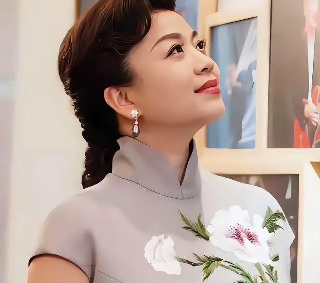张也56岁仍活跃舞台，不婚却活得热闹，她把日子过成了另一种样子