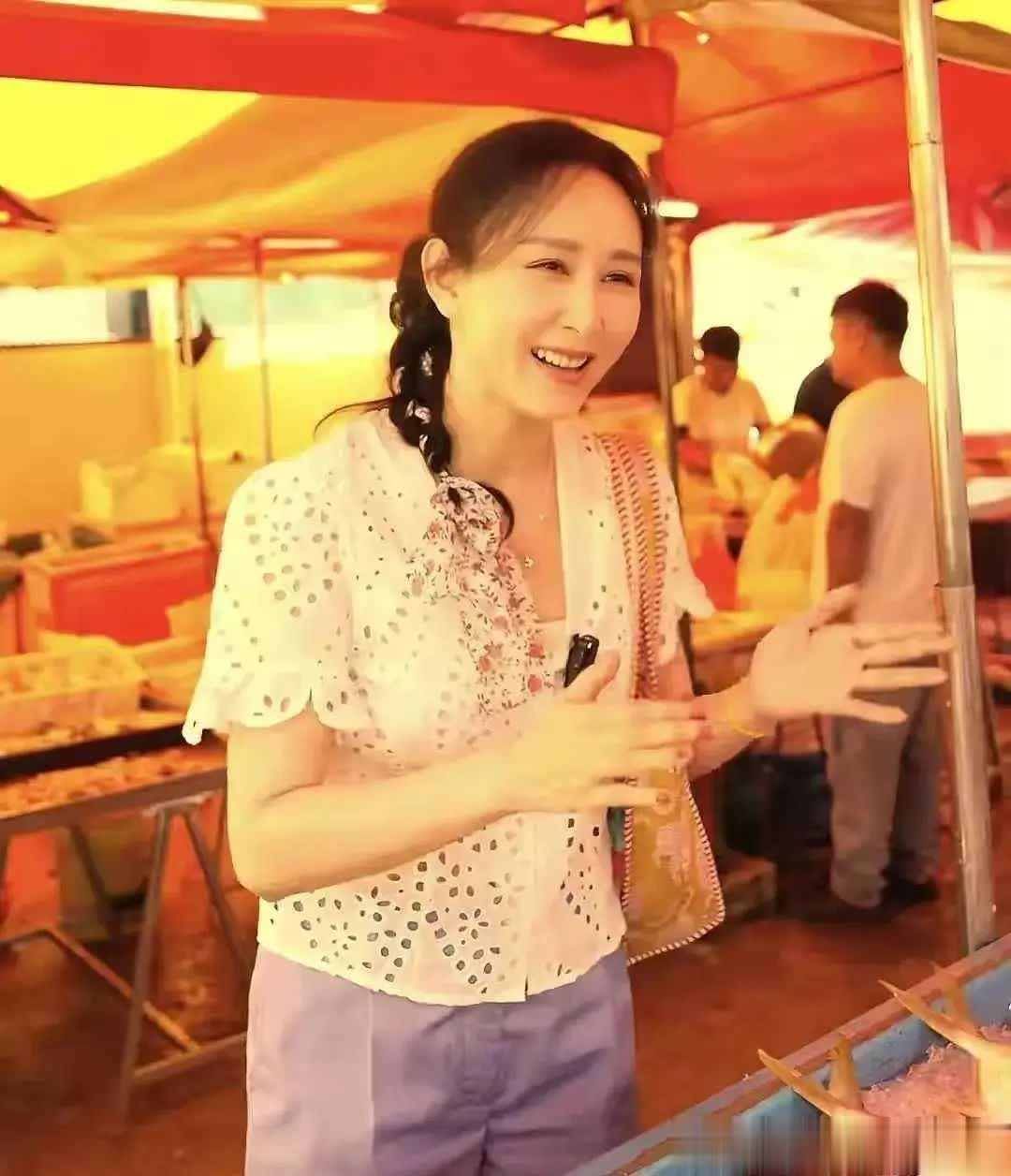 47 岁胡静现身吉隆坡菜市场，身材纤细却没被当地商贩认出