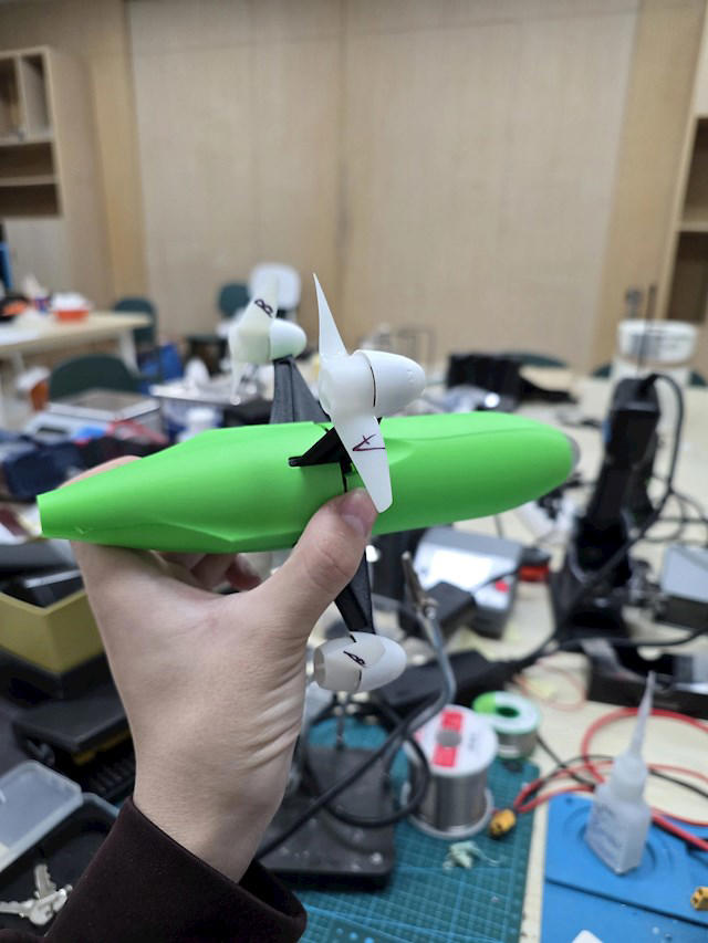 中国16岁少年刷新微型无人机吉尼斯世界纪录 时速358公里 比高铁还快