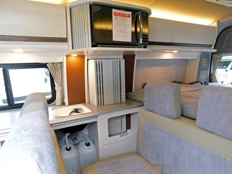 侧窗拓展设计，丰田海狮露营车两张床位睡4人，实用大面包！