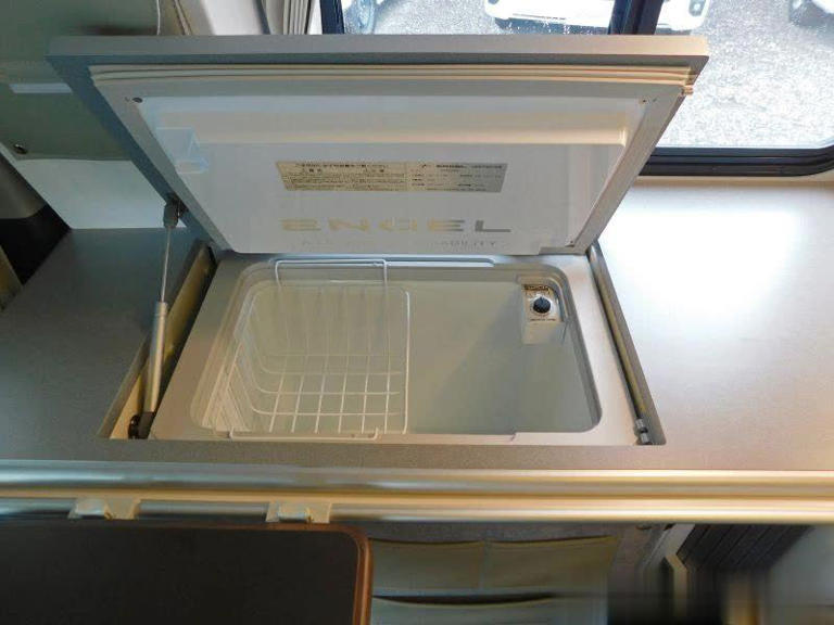 侧窗拓展设计，丰田海狮露营车两张床位睡4人，实用大面包！