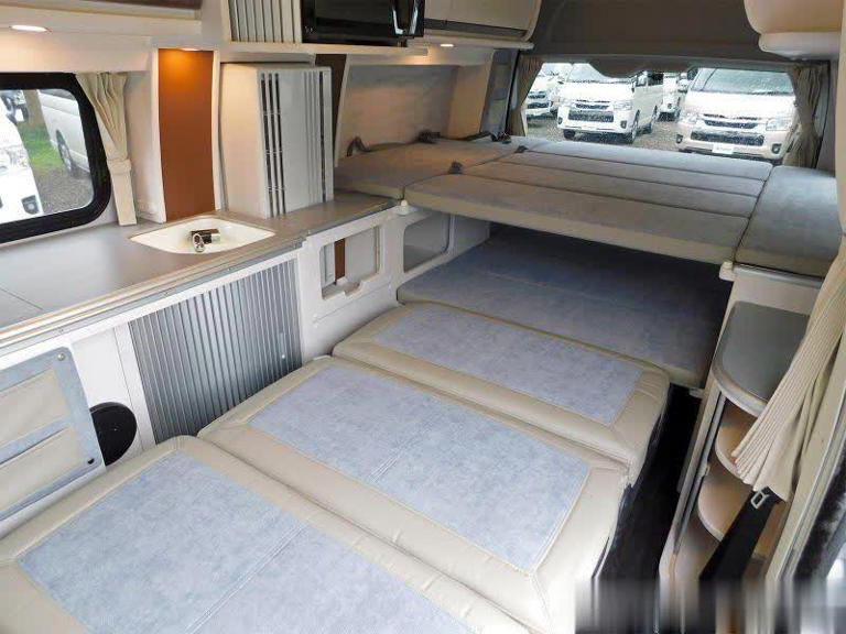 侧窗拓展设计，丰田海狮露营车两张床位睡4人，实用大面包！