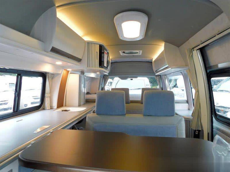 侧窗拓展设计，丰田海狮露营车两张床位睡4人，实用大面包！