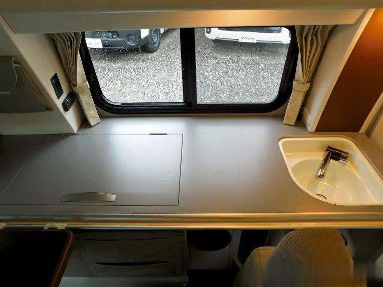 侧窗拓展设计，丰田海狮露营车两张床位睡4人，实用大面包！