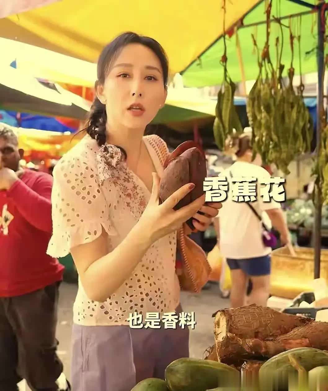 47 岁胡静现身吉隆坡菜市场，身材纤细却没被当地商贩认出