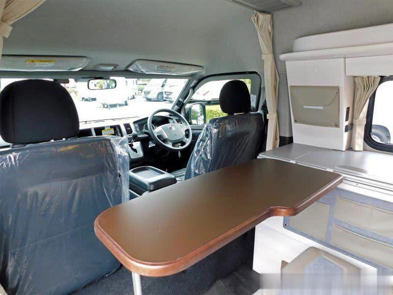 侧窗拓展设计，丰田海狮露营车两张床位睡4人，实用大面包！