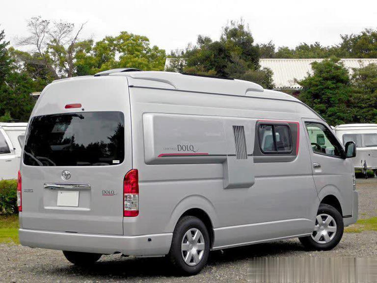 侧窗拓展设计，丰田海狮露营车两张床位睡4人，实用大面包！