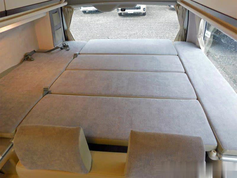 侧窗拓展设计，丰田海狮露营车两张床位睡4人，实用大面包！