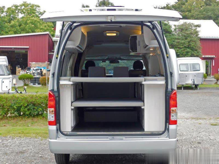 侧窗拓展设计，丰田海狮露营车两张床位睡4人，实用大面包！