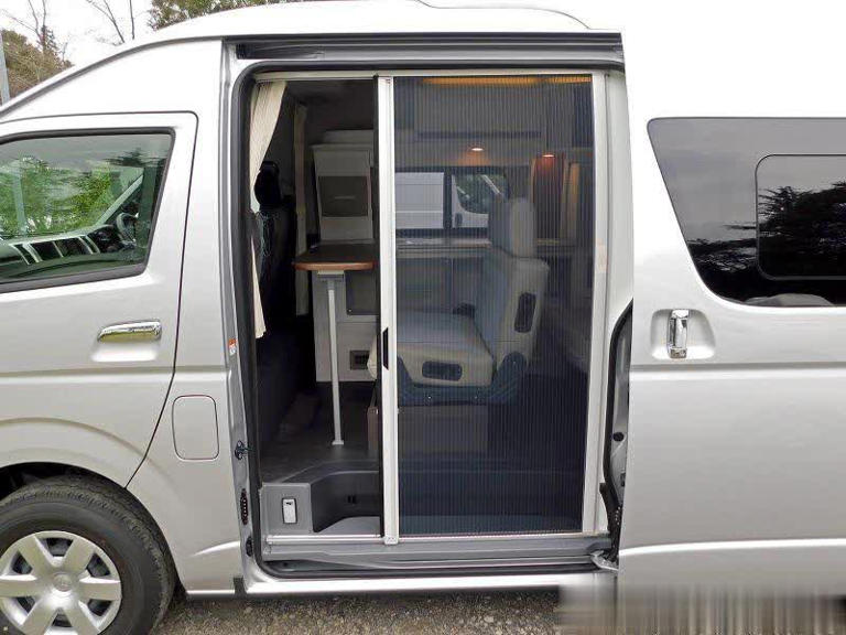 侧窗拓展设计，丰田海狮露营车两张床位睡4人，实用大面包！