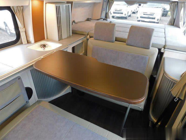 侧窗拓展设计，丰田海狮露营车两张床位睡4人，实用大面包！