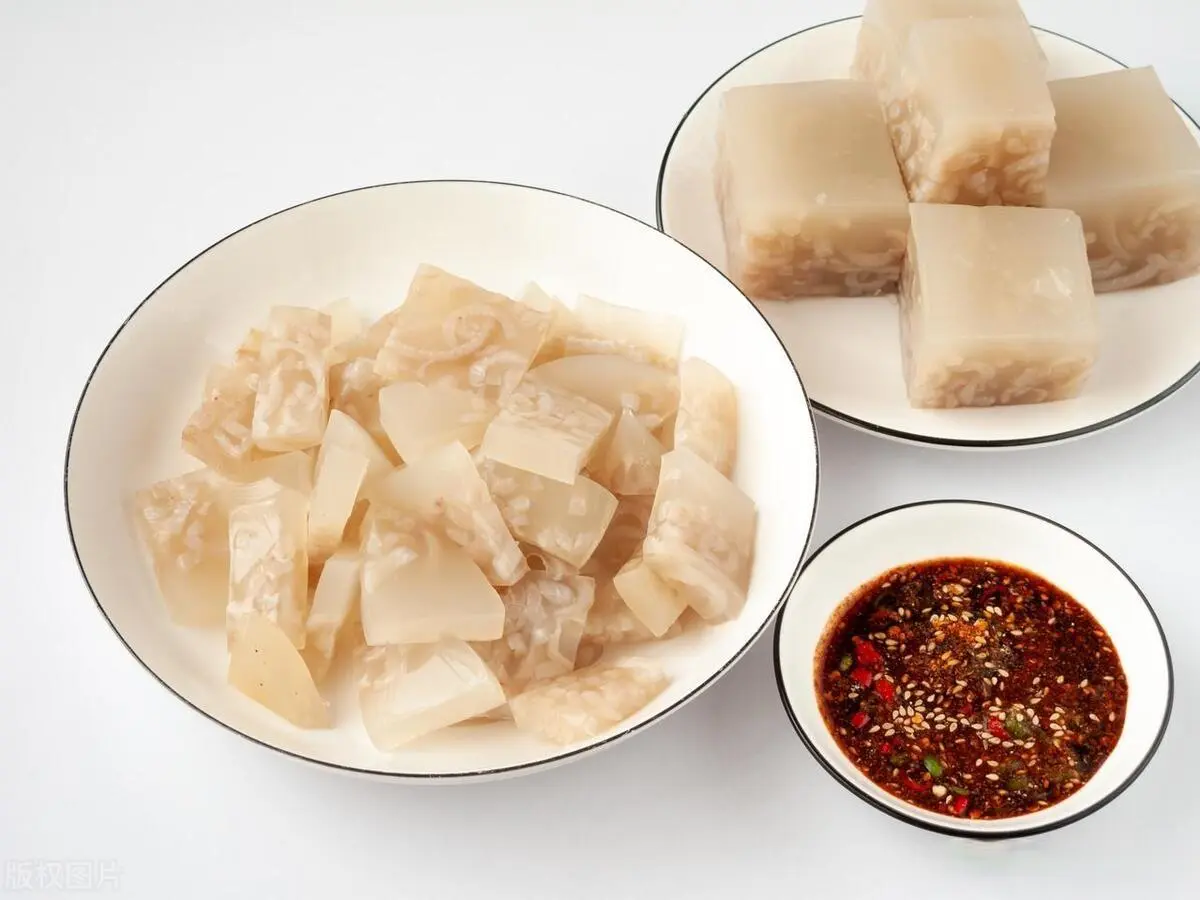 做猪皮冻，最忌焯水后直接煮，多加1步，透亮还不腥，比肉还香