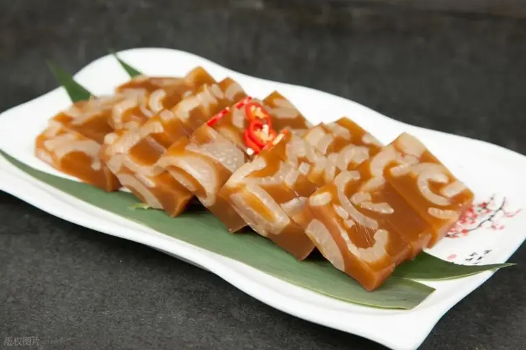 做猪皮冻，最忌焯水后直接煮，多加1步，透亮还不腥，比肉还香