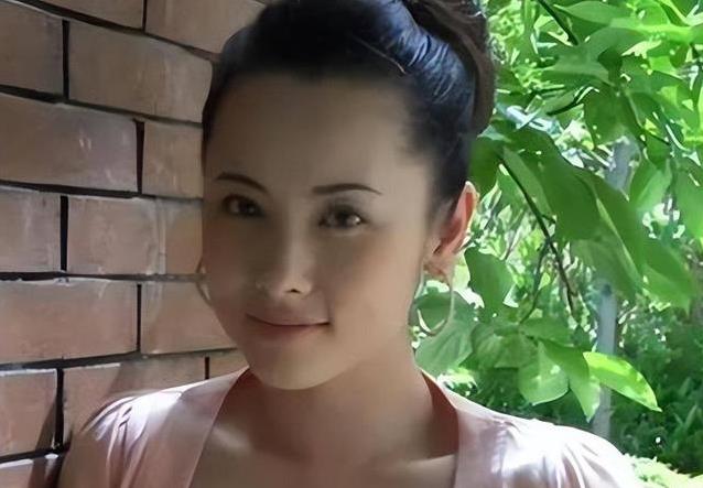 杨明娜41岁嫁“丑男”煮夫，3年后对簿公堂离婚，如今现状如何？