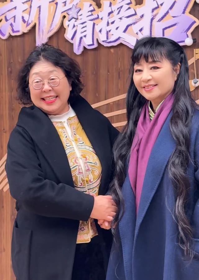 沈梦辰带婆婆追星殷秀梅，涛妈称呼儿媳为小棉袄，婆媳俩略显生疏