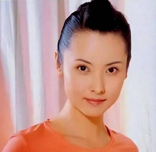 杨明娜41岁嫁“丑男”煮夫，3年后对簿公堂离婚，如今现状如何？