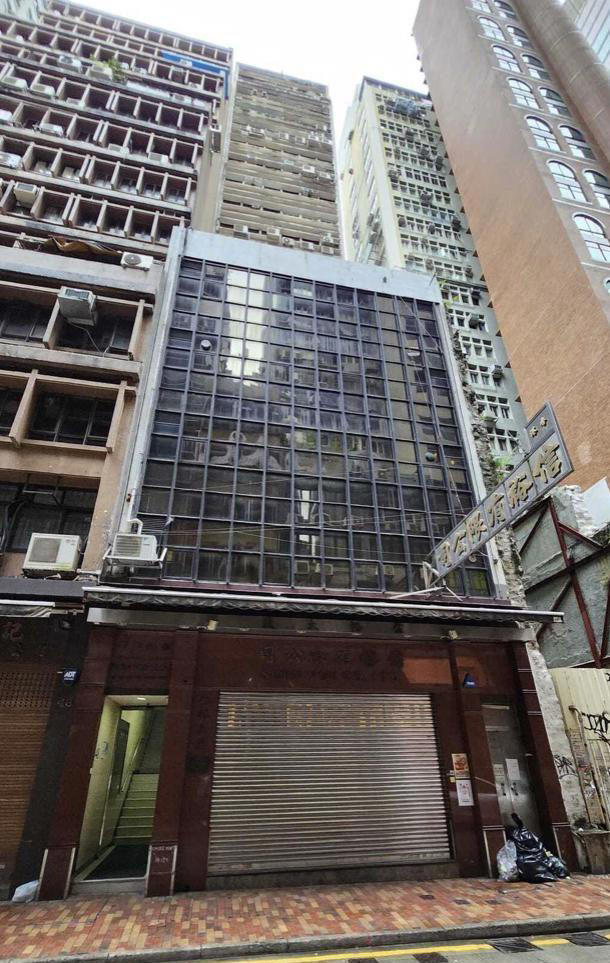 香港海味铺太子爷放弃继承家业，签约英皇做歌手，不善经商被劝退