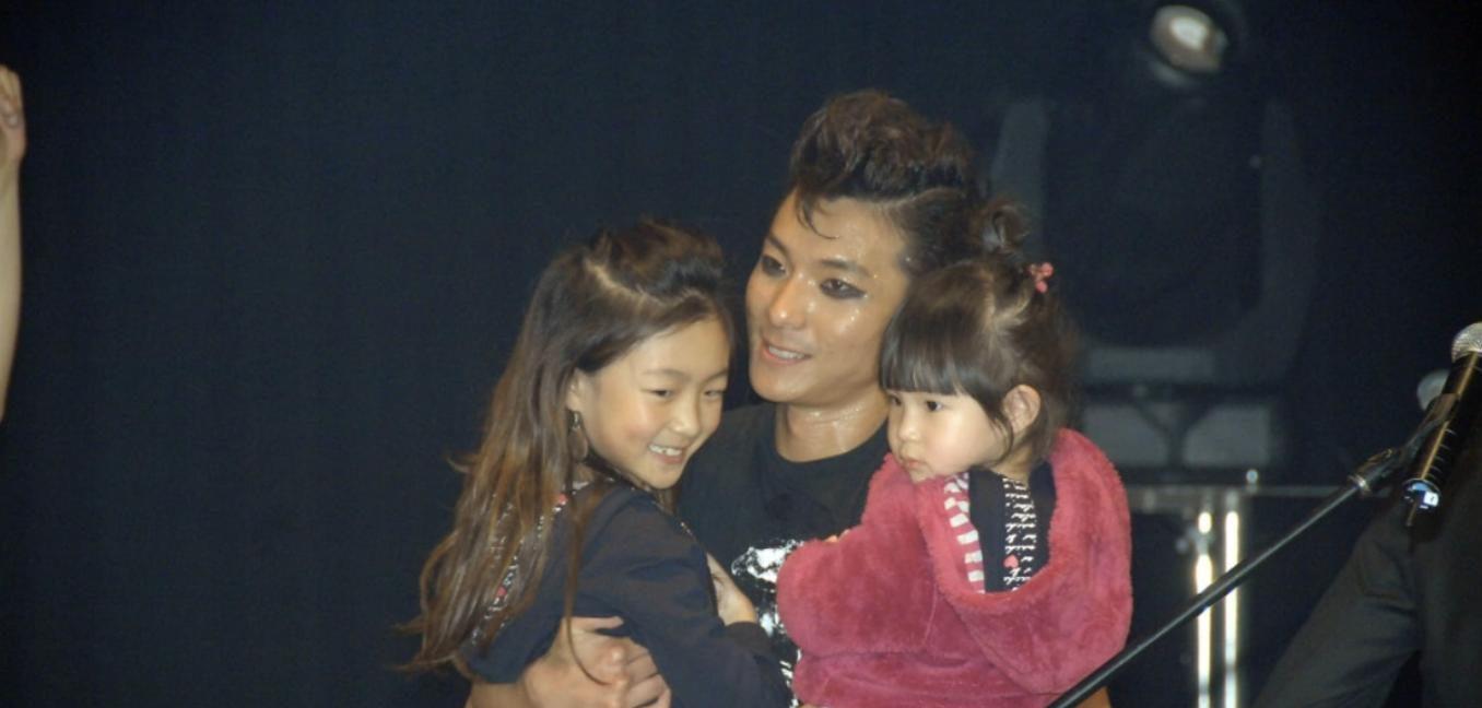 香港海味铺太子爷放弃继承家业，签约英皇做歌手，不善经商被劝退