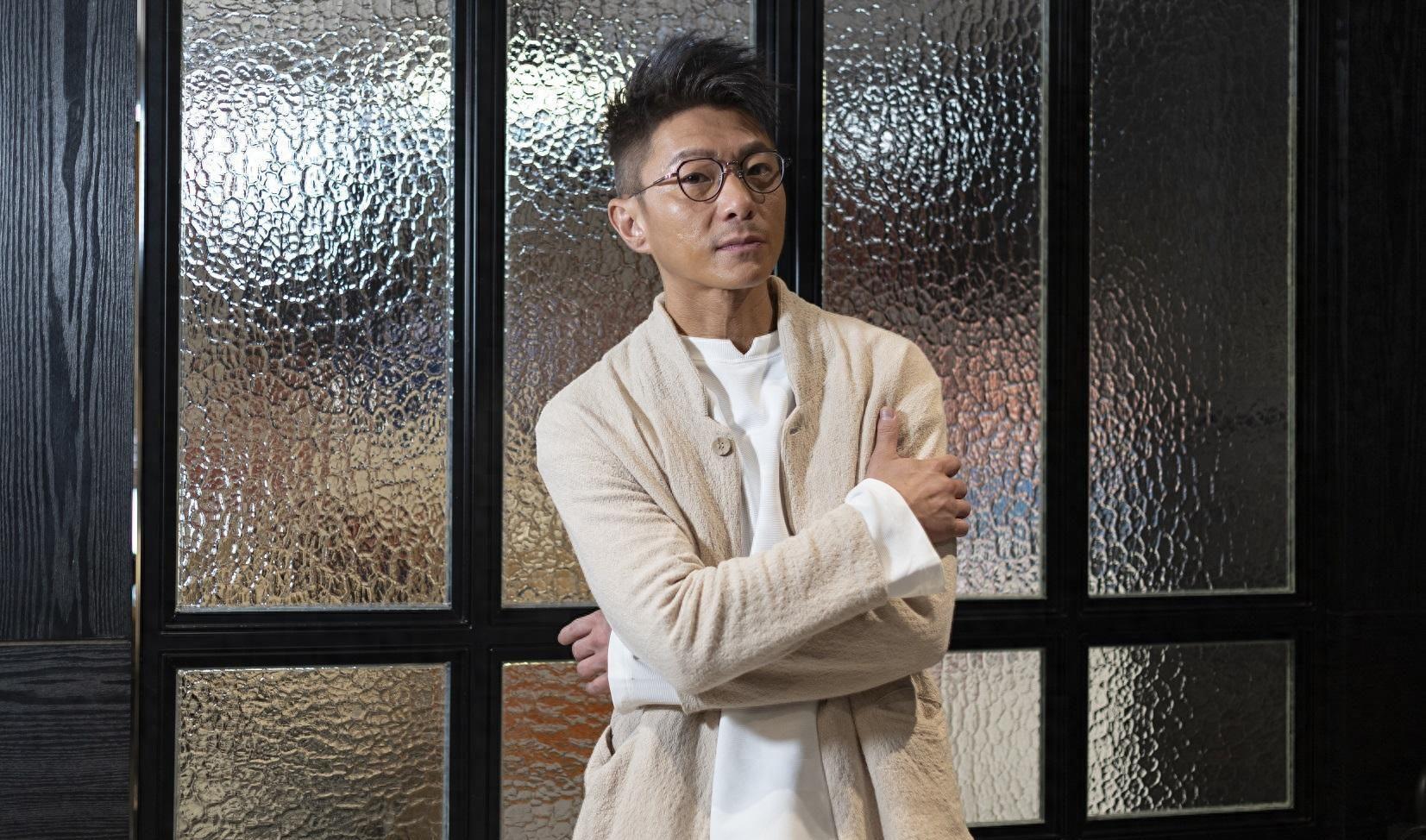 香港海味铺太子爷放弃继承家业，签约英皇做歌手，不善经商被劝退