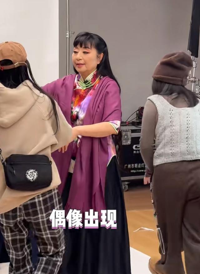 沈梦辰带婆婆追星殷秀梅，涛妈称呼儿媳为小棉袄，婆媳俩略显生疏