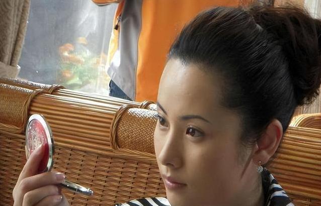 杨明娜41岁嫁“丑男”煮夫，3年后对簿公堂离婚，如今现状如何？