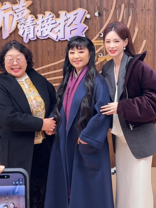 沈梦辰带婆婆追星殷秀梅，涛妈称呼儿媳为小棉袄，婆媳俩略显生疏